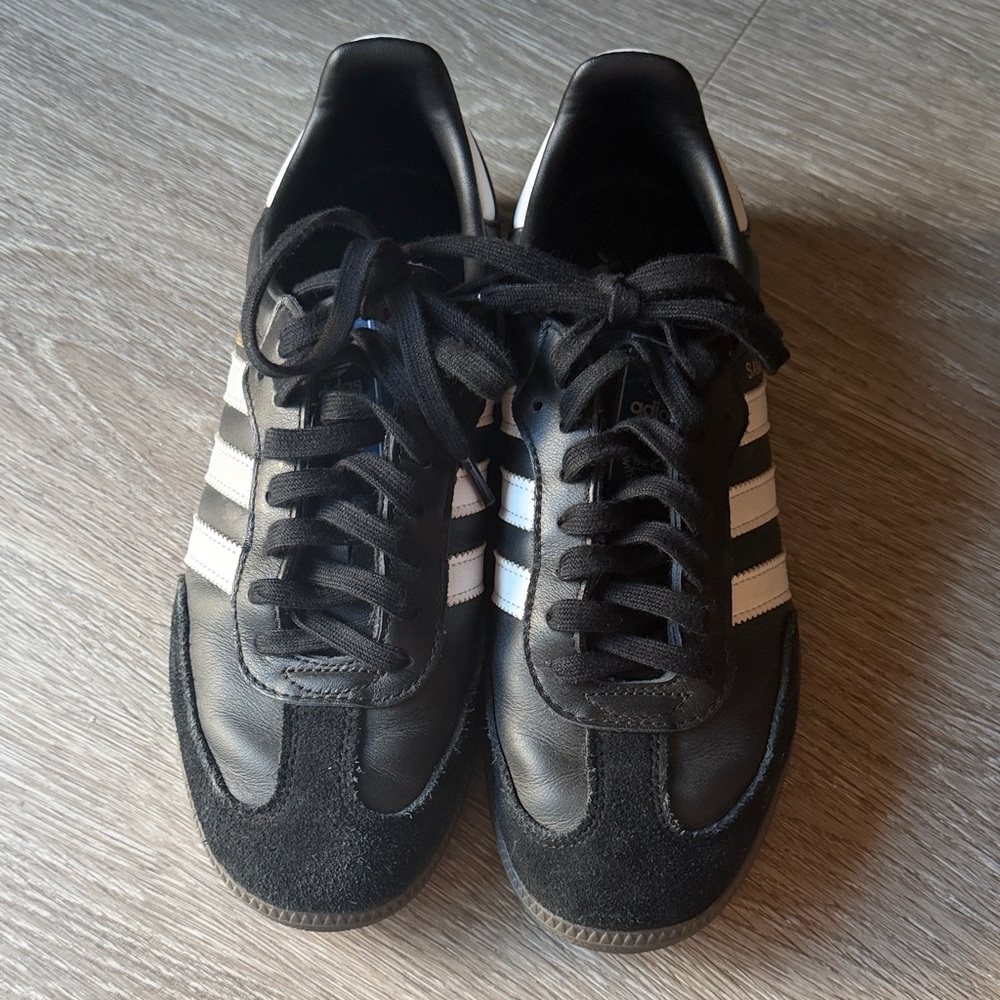 Adidas woman’s Black and White Classic Sneakers